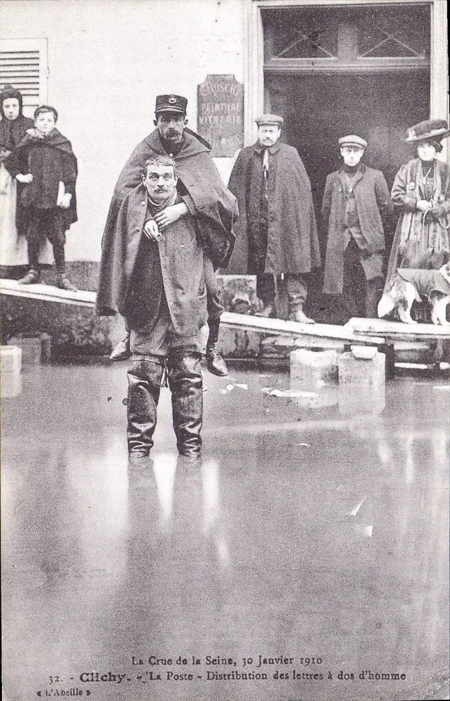 Clichy - Die Überschwemmung der Seine, 30. Januar 1910 — Briefverteilung auf dem Rücken eines Mannes — L'Abellie - Vorderseite