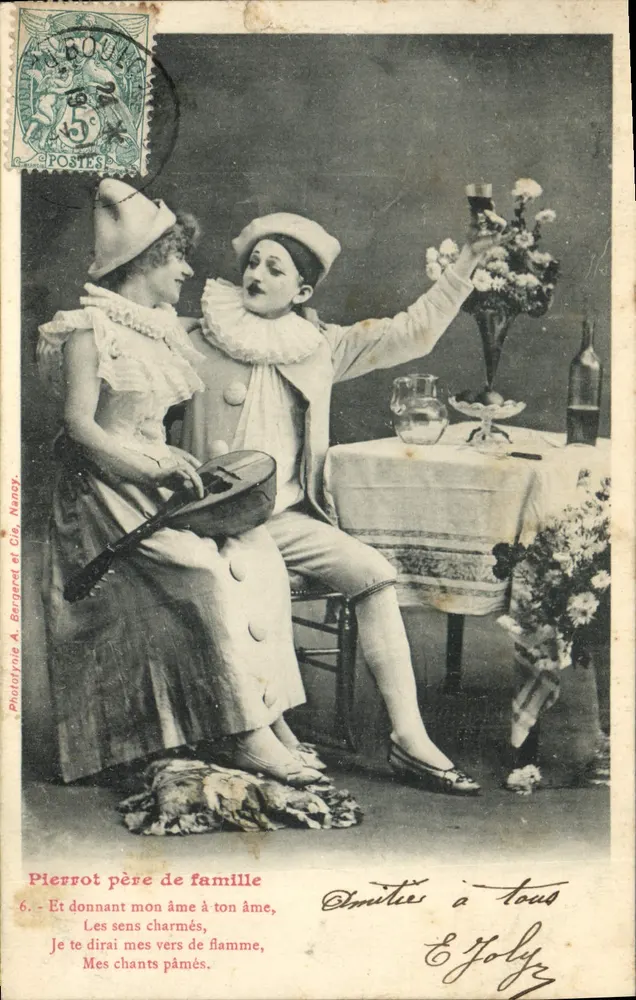 Pierrot, Vater der Familie — Szenenpaar mit Mandoline und Glas in der Hand — Phototypie A. Bergeret et Cie, Nancy, n°6 - Vorderseite