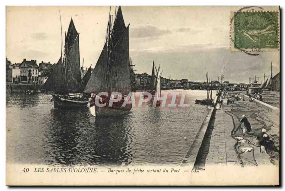 LES SABLES-D'OLONNE — Fischerboote verlassen den Hafen — LL. - Vorderseite
