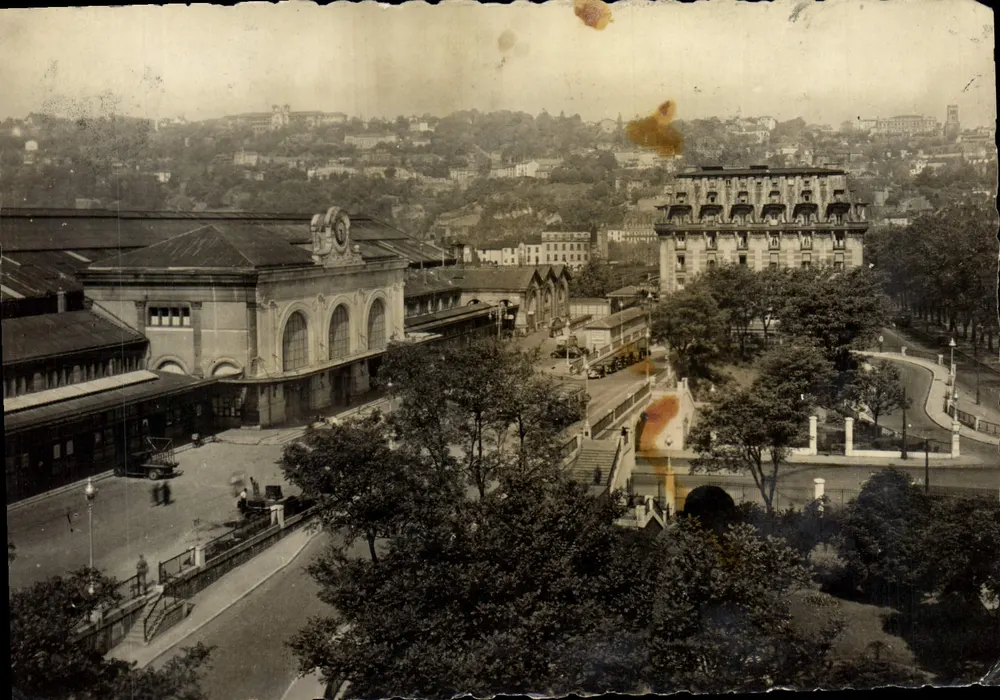 Gare de Lyon - Gare de Perrache — vue panoramique avec édifice à toit en pavillon — Édition « Le Cigogne » - Frente