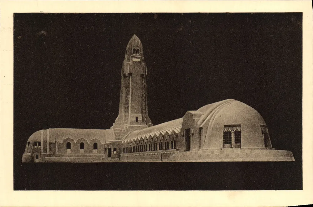 Ossuar und Leuchtturm von Douaumont — Hinterseite des Denkmals - Katholische Kapelle — Imprimerie Réunies de Nancy - Vorderseite