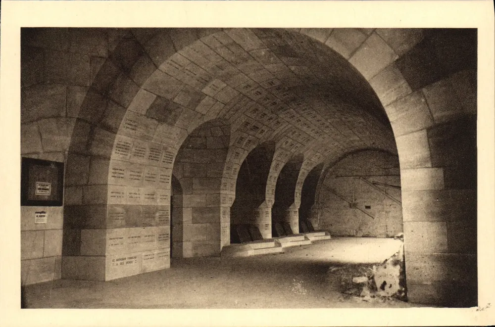 Ossuaire de Douaumont — Cloister der Grabsteine — Imprimerie de Nancy - Vorderseite