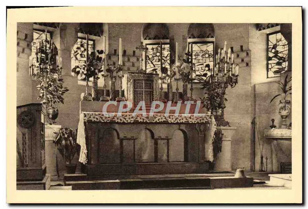 Katholische Kapelle — Hauptaltar — Ossuar und Leuchtturm von Douaumont - Vorderseite