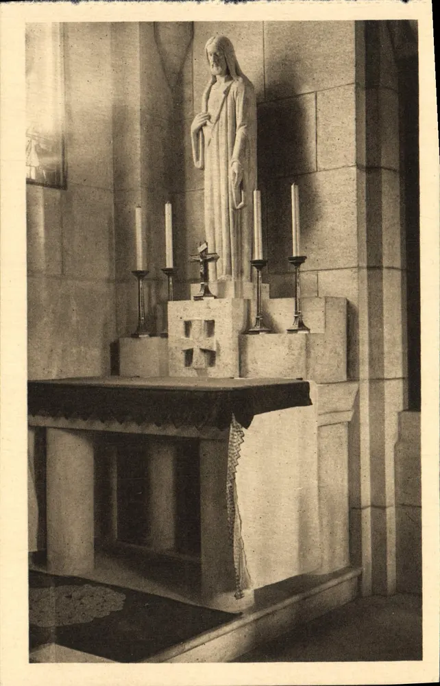 Ossuaire von Douaumont — Katholische Kapelle, linkseitiger Altar geweiht dem Heiligen Herzen — Statue des Heiligen Herzens geweiht Jean Vézien — Erster Grand Prix de Rome - Vorderseite