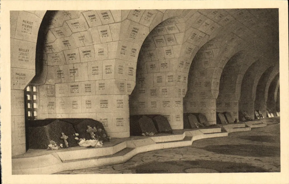 Ossuaire de Douaumont — Cloister der Toten — Verlag Héliogravure Nancy - Vorderseite