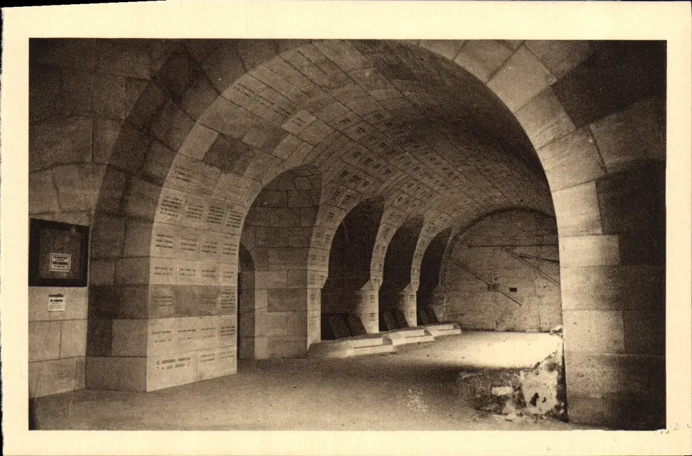 Ossuar und Leuchtturm von Douaumont — Cloître der Grabsteine, rechte Flügel des Denkmals — Heliogravur, Druckerei Nancy - Vorderseite