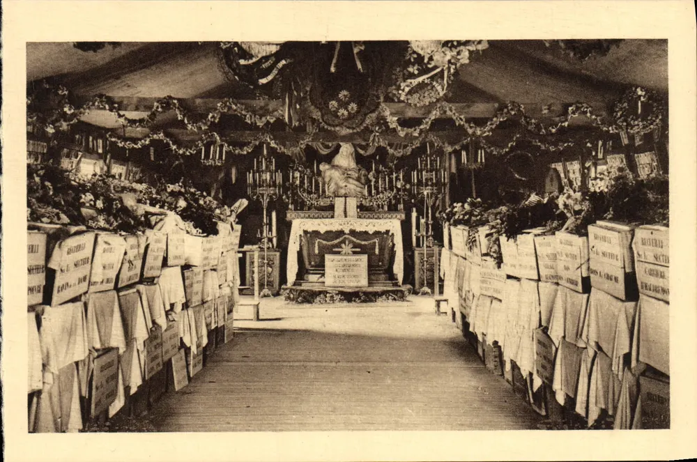 Provisorisches Ossarium von DOUAUMONT — Innenansicht der Kapelle, die mehrere Särge beherbergt — Helioätzung des Ossarium-Komitees - Vorderseite