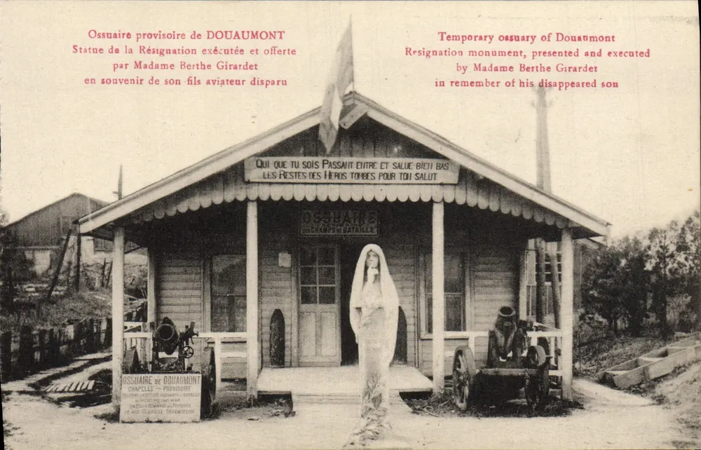 Vorübergehender Ossuar von Douaumont — Statue der Resignation, gespendet von Madame Berthe Girardet als Erinnerung an ihren vermissten Fliegersohn — Edition Photo-Ver-lun - Vorderseite