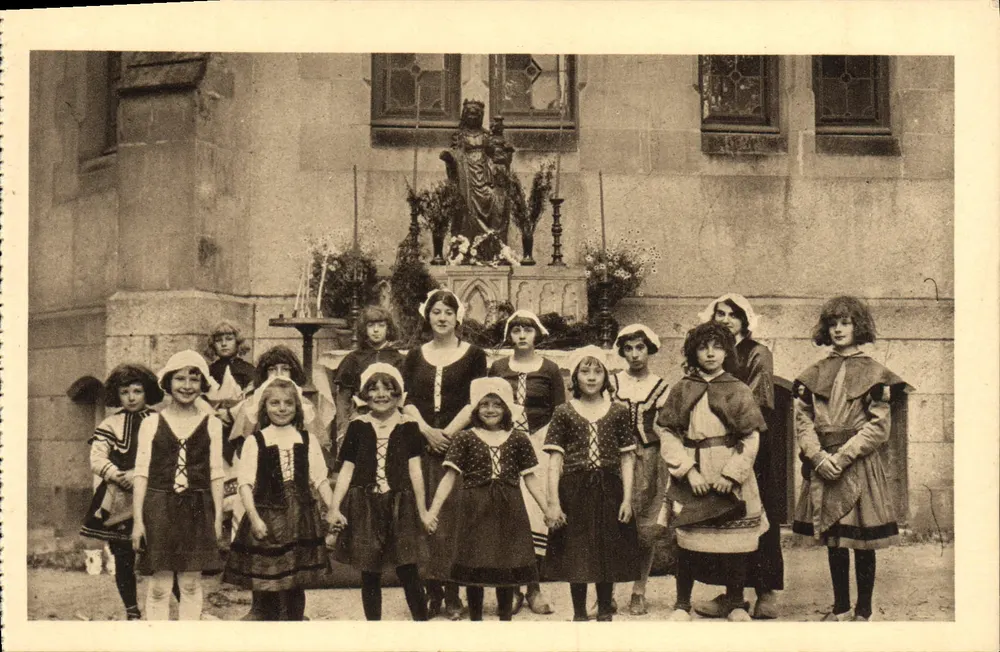 Escola de meninas em traje histórico — Notre-Dame de Bermont — Edição da Basilica Nacional - Frente