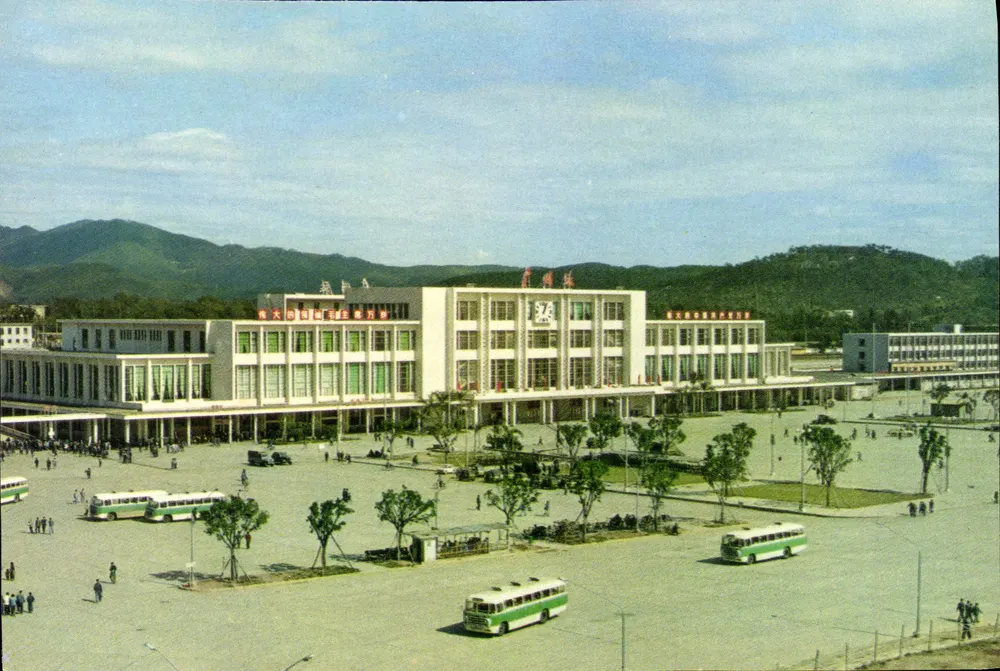 Estação de Guangzhou — vista panorâmica — editor desconhecido, número de série não visível - Frente