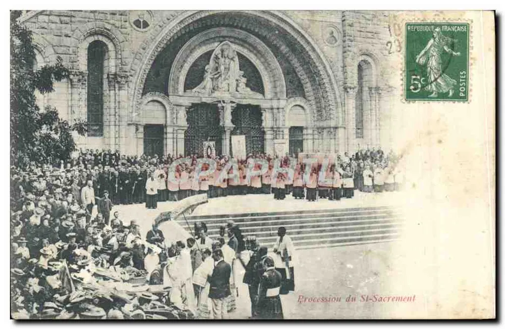 Procissão do Santo Sacramento — diante de uma igreja — editor não visível - Frente