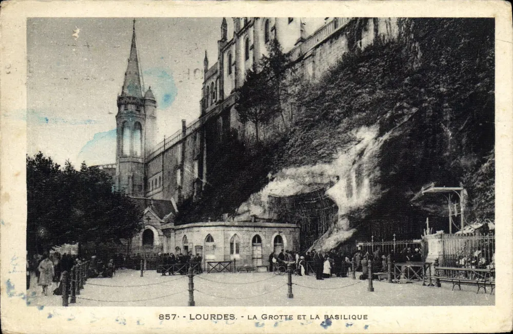 Lourdes - La Grotte et la Basilique — Phototypie Lahouche Frères, Toulouse, n° 857 - Anverso