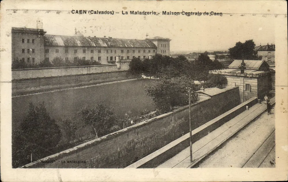 Caen (Calvados) — A Maladrerie — Casa Central de Caen — Foto Ruque - A Madeleine - Frente