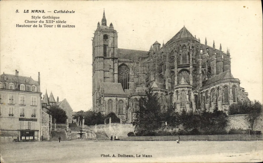 Le Mans — Catedral — Estilo Gótico, Nave do Século XIII, Altura da Torre: 66 metros — Fot. A. Dolbeau, Le Mans - Frente