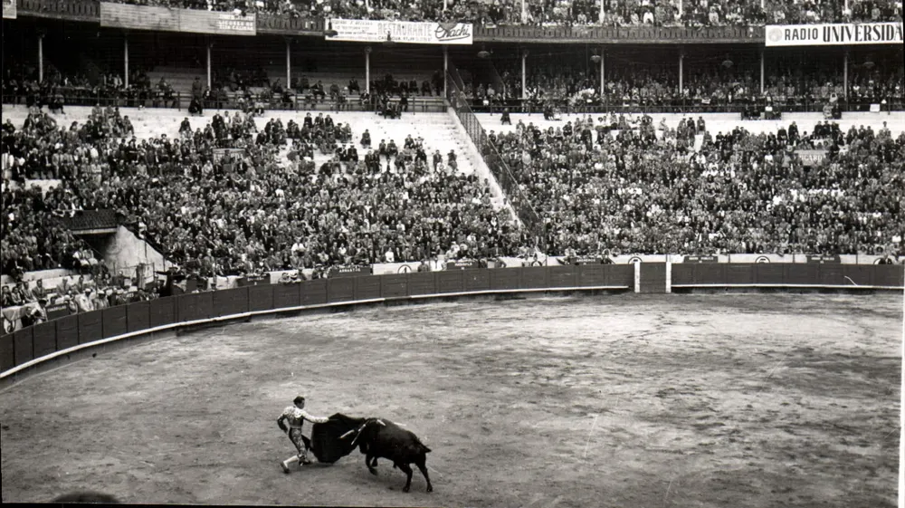 Corrida de Toros - Ein pase de rodillas — Ediciones Fotografías Goyas, Barcelona - Vorderseite