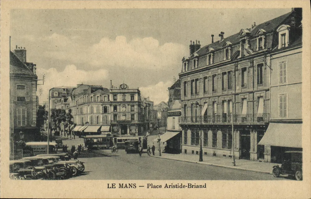 Le Mans — Praça Aristide-Briand — Magasin Fratania - Frente