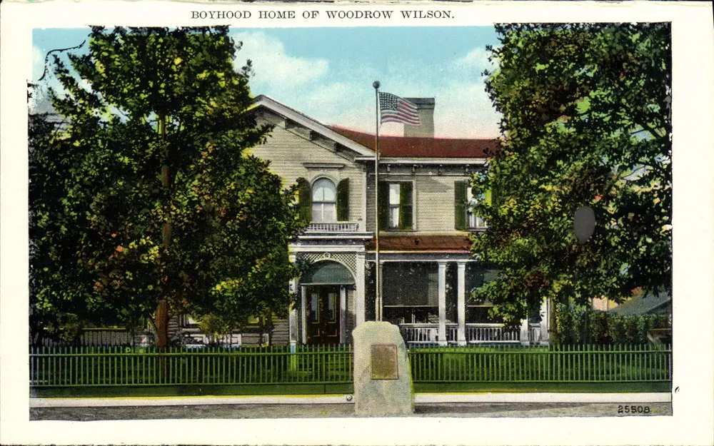 Kindheitsheim von Woodrow Wilson — zweistöckiges Haus mit Balkon, amerikanische Flagge, Gedenktafel — Verlag P. F. Vail & Co., Nr. 25508 - Vorderseite