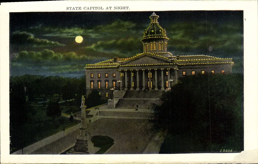 Capitole d'État à noite — ilustração noturna com lua — editor Postcard Co. n° 25506 - Frente