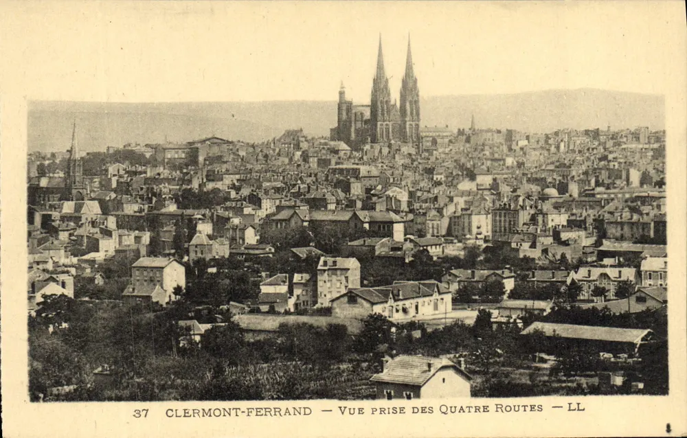 Clermont-Ferrand — Ansicht vom Quattro Routes — LL - Vorderseite