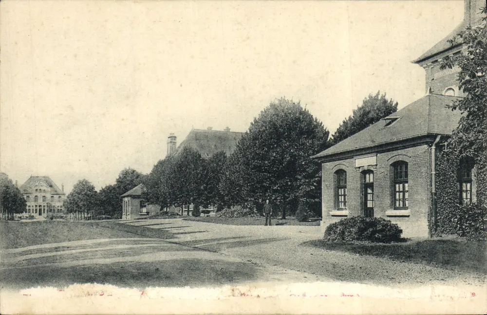 Praça do castelo — vista da igreja e do prédio administrativo — Editor A. Bens, Paris - Frente