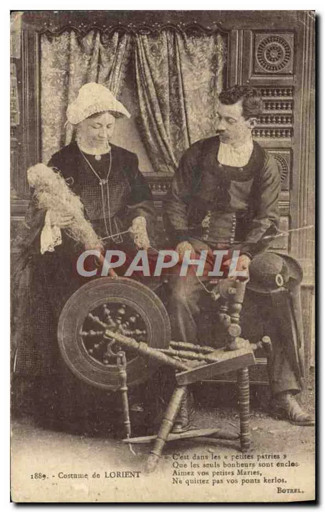 Costume de LORIENT — scène de couple en costume traditionnel avec roue à filer — éditeur BOTREL, n° de série non visible - Awers