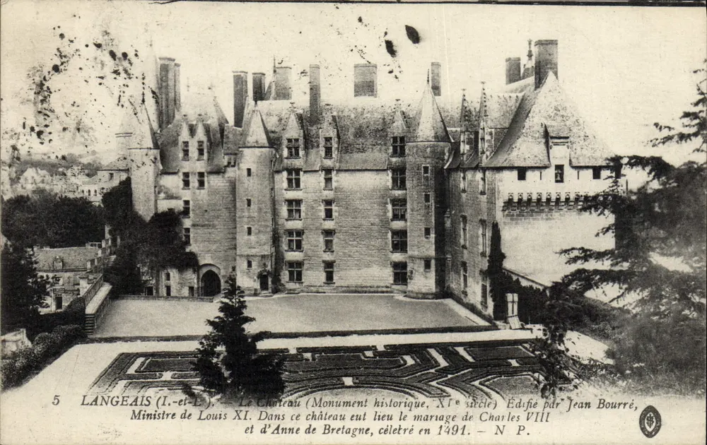 Langeais (Loire-et-Loire) — O Castelo (Monumento Histórico, Século XV) — Construído por Jean Bourré, local do casamento de Carlos VIII e Ana de Bretanha em 1491 — N.P. - Frente
