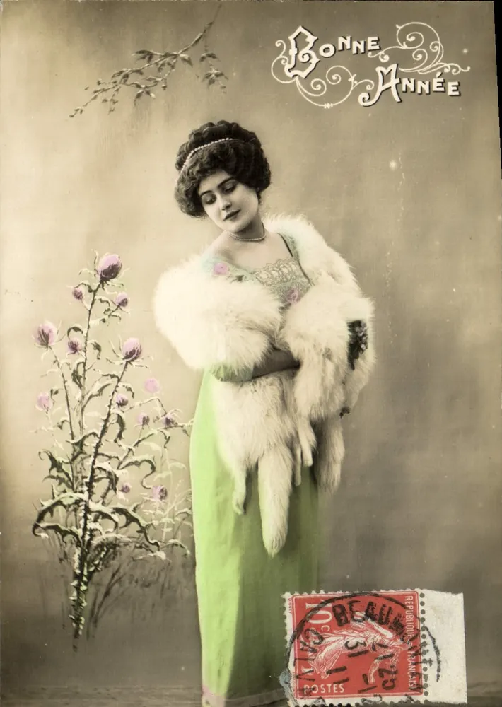Frau in grünem Kleid und Pelz — Frohe Neujahr — Beaumont-sur-Oise, Nr. 311720 - Vorderseite