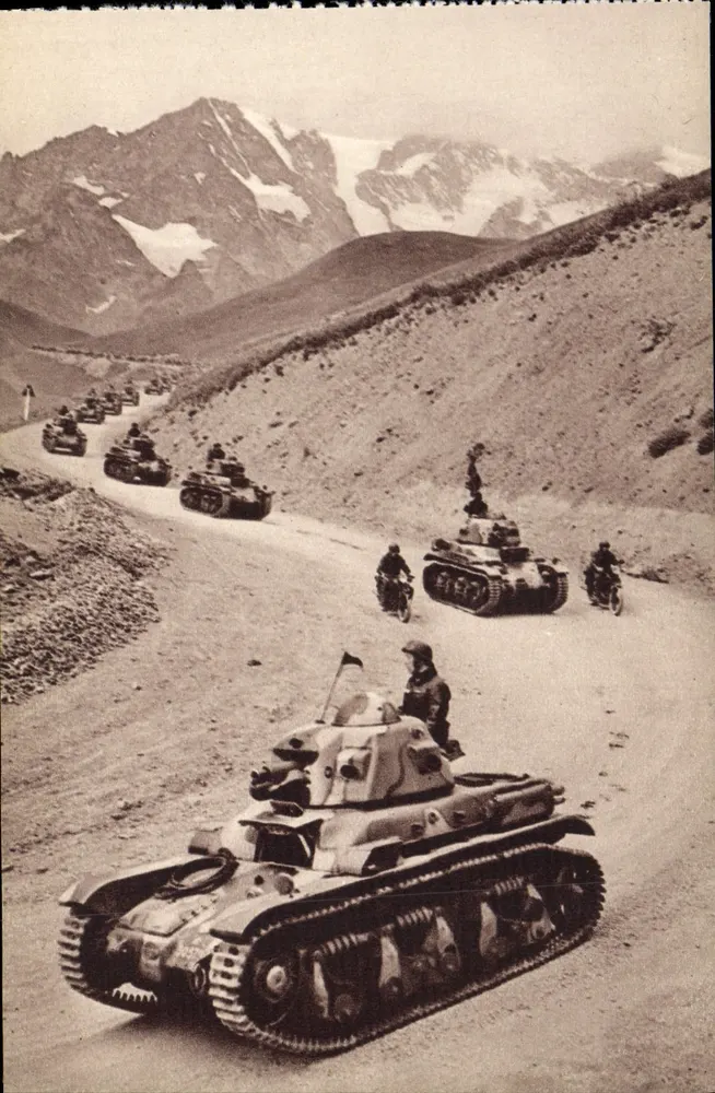 Kolonne von Panzern und Motorradfahrern in den Bergen — Ausgabe Georges Lang, Paris - Vorderseite