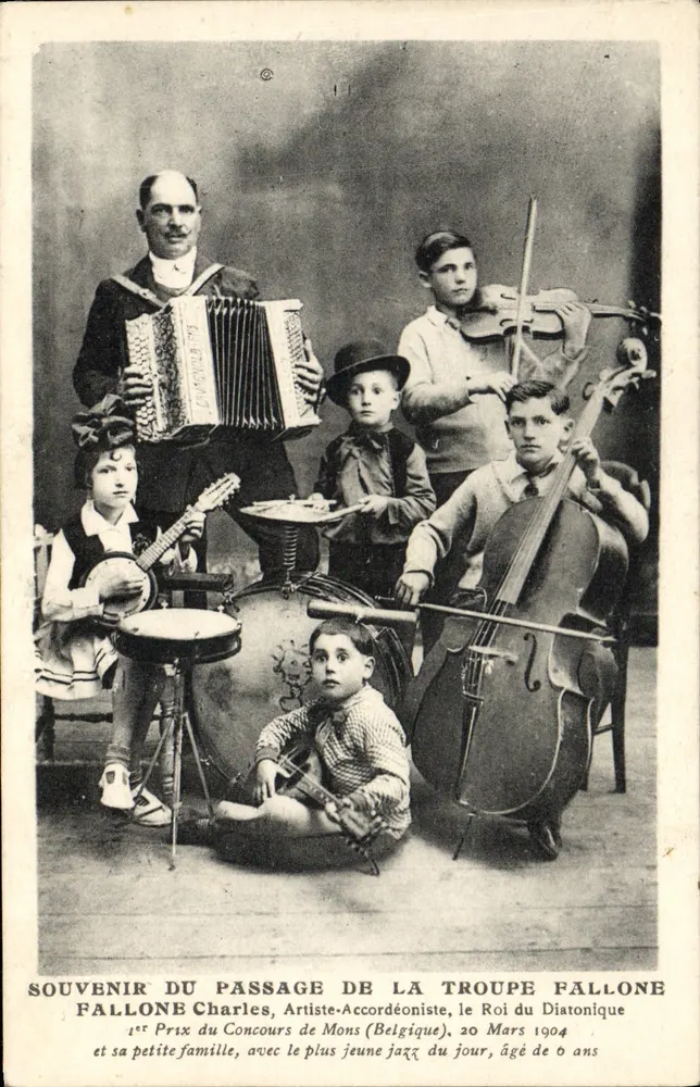 FALLONE Charles, Künstler-Akkordeonist, der König des Diatonischen — 1. Preis des Wettbewerbs in Mons (Belgien), 20. März 1904 — mit seiner kleinen Familie - Vorderseite