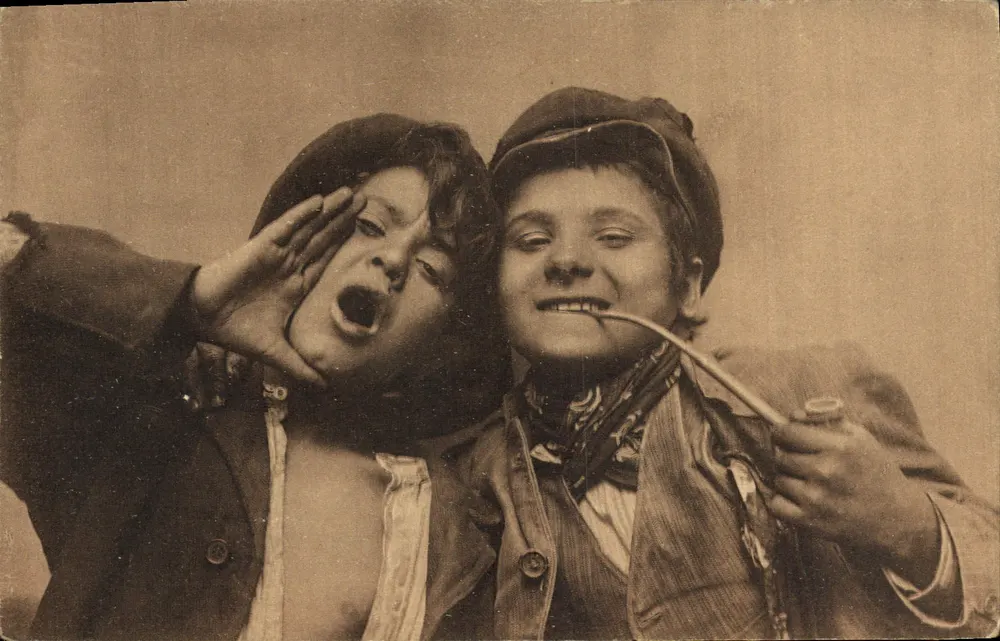 Dois meninos — pose humorística — Gran Laboratorio Fotografico A & C. Caggiano - Napoli - Frente