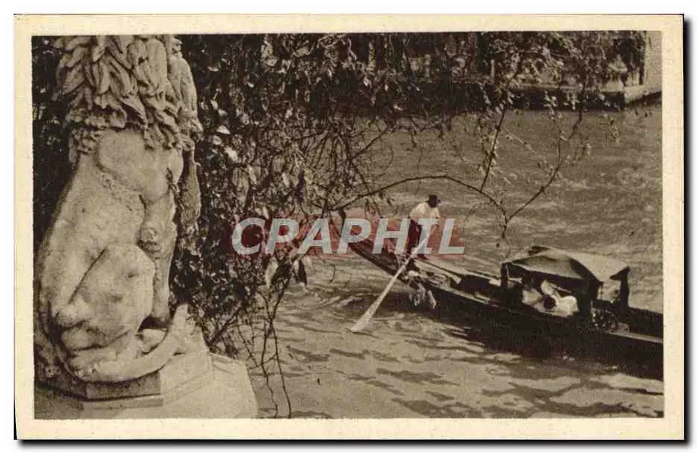 Vêneto — Vista de gôndola em um canal com estátua de leão — Zago, Veneza - Frente