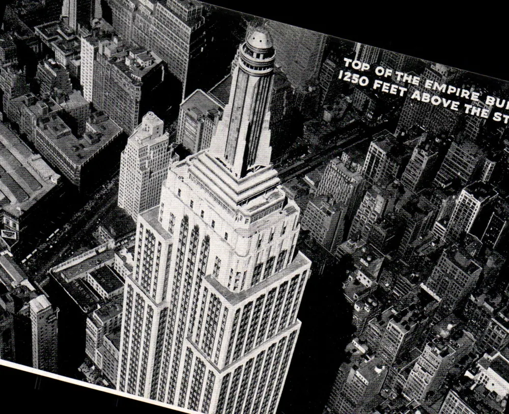 Topo do Empire Building — 1250 Pés acima da Rua — Publicado por The Process Photo Studios, Chicago, IL - Frente