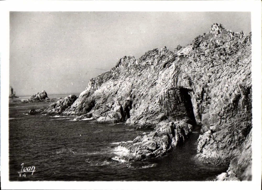 Costa rochosa — farol no horizonte — Jean, n°14 - Frente
