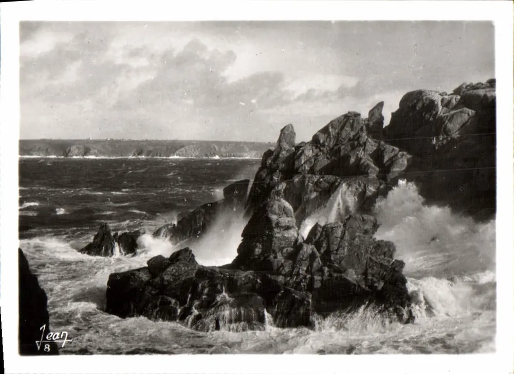 Ondas contra os rochedos — vista costeira — Jean V8 - Frente
