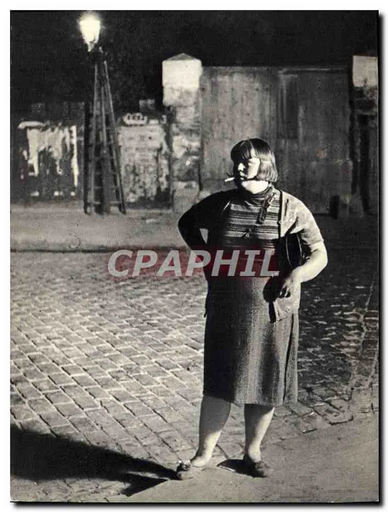 Frau, die eine Zigarette raucht — Nacht-Szene — Brassai, Paris, 1933 - Vorderseite