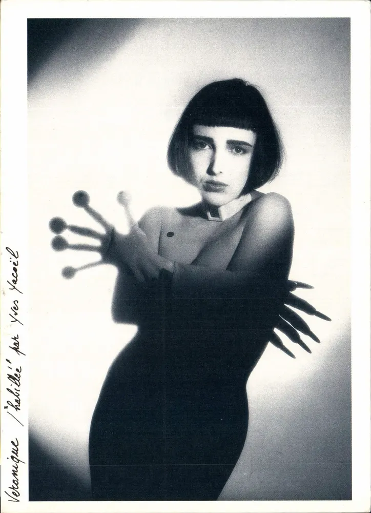 Véronique Moest — Retrato em preto e branco — Foto Robert Chouraqui - Frente
