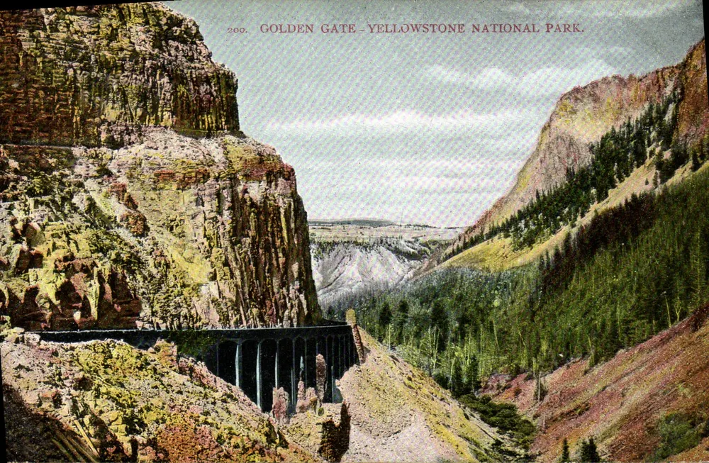 Golden Gate - Parque Nacional de Yellowstone — 200. — Publicado por Solenber Drug Co., Livingston, Mont. - Anverso