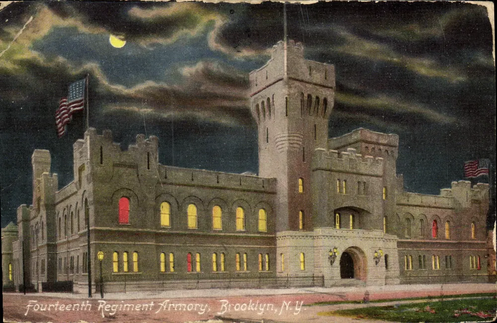 Fourteenth Regiment Armory — bâtiment fortifié sous ciel nocturne — éditeur non visible, n° de série non lisible - Frente