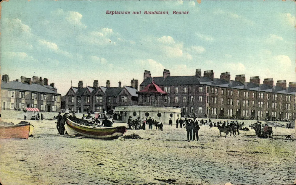 Esplanade et Bandstand, Redcar — vue de la plage avec bâtiments et embarcations - Awers