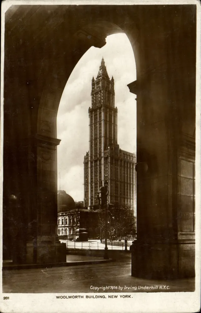 Woolworth Building, Nova Iorque — vista através de um arco — editor Irving Underhill, n° 201 - Frente