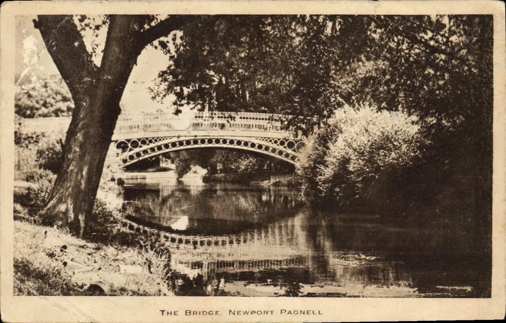 Le Pont — vue du pont sur le canal à Newport Pagnell — éditeur non identifié - Voorkant