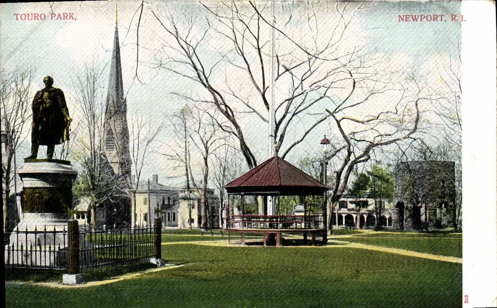 Touro Park, Newport, R.I. — vista del parco con statua, kiosco e chiesa — editore A. C. Basselmas & Co. n° 810 - Recto