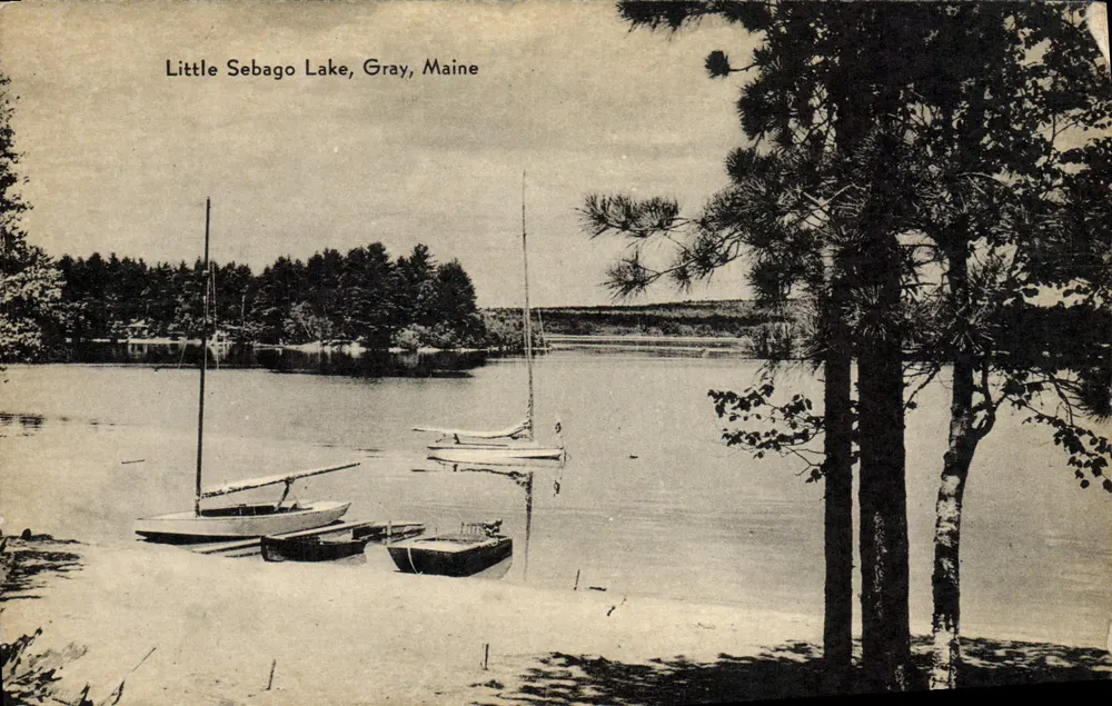 Lago Little Sebago, Gray, Maine — vista lacustre com barcos a vela — H. J. Burrowes Company, Portland, Maine - Frente