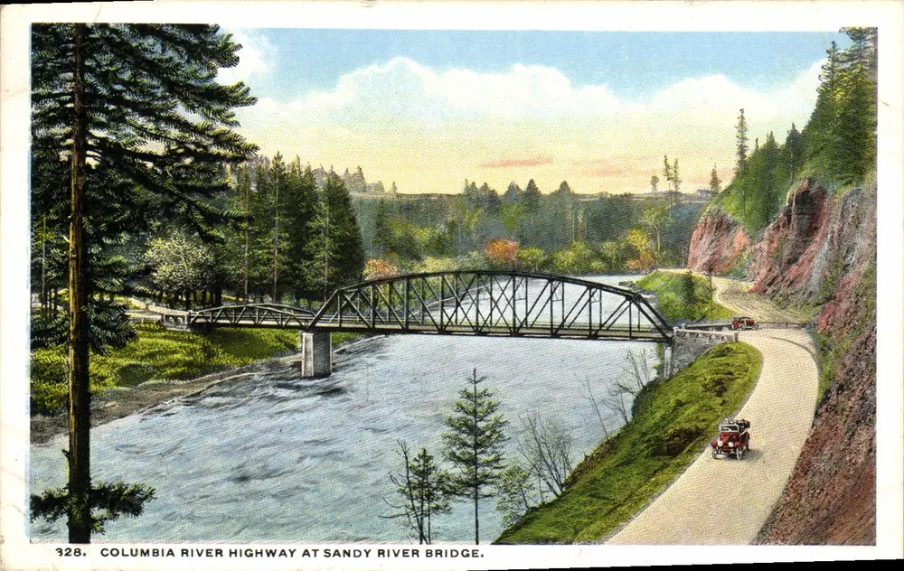 Columbia River Highway at Sandy River Bridge — Pont métallique sur le fleuve, route côtière avec voiture rouge — éditeur Lipschutz Company, Portland, Oregon, n° 328 - Frente
