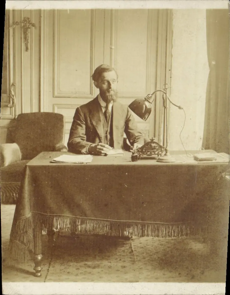 Retrato de um homem em seu escritório — editor desconhecido, número de série não visível - Frente