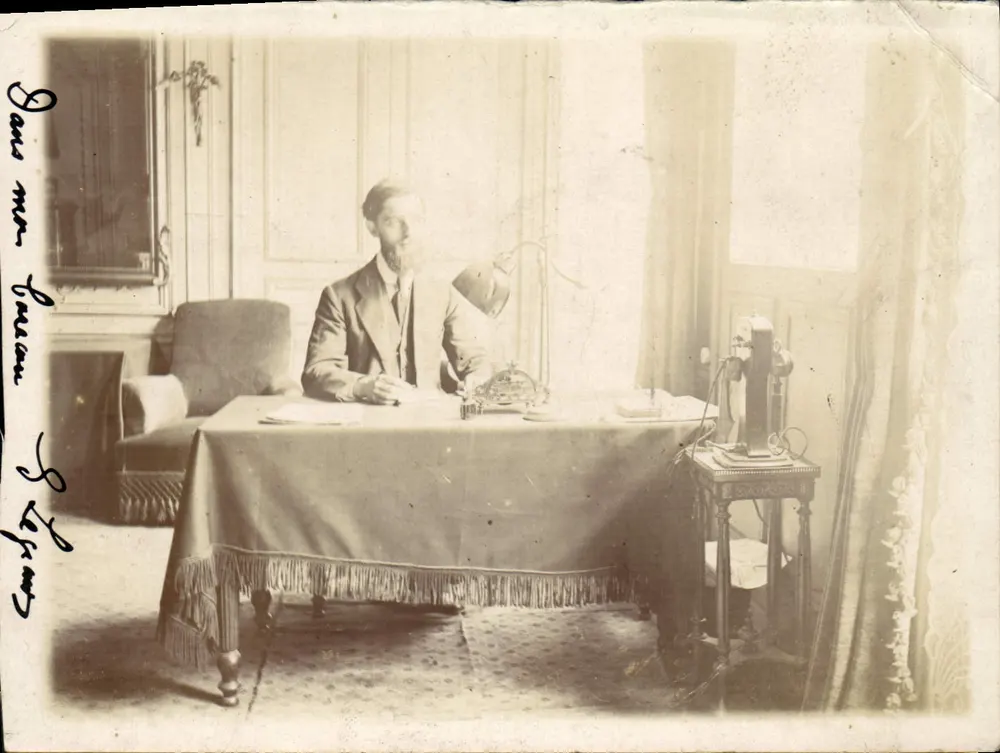 Homem à mesa — interior de escritório — sem editor nem número de série - Frente