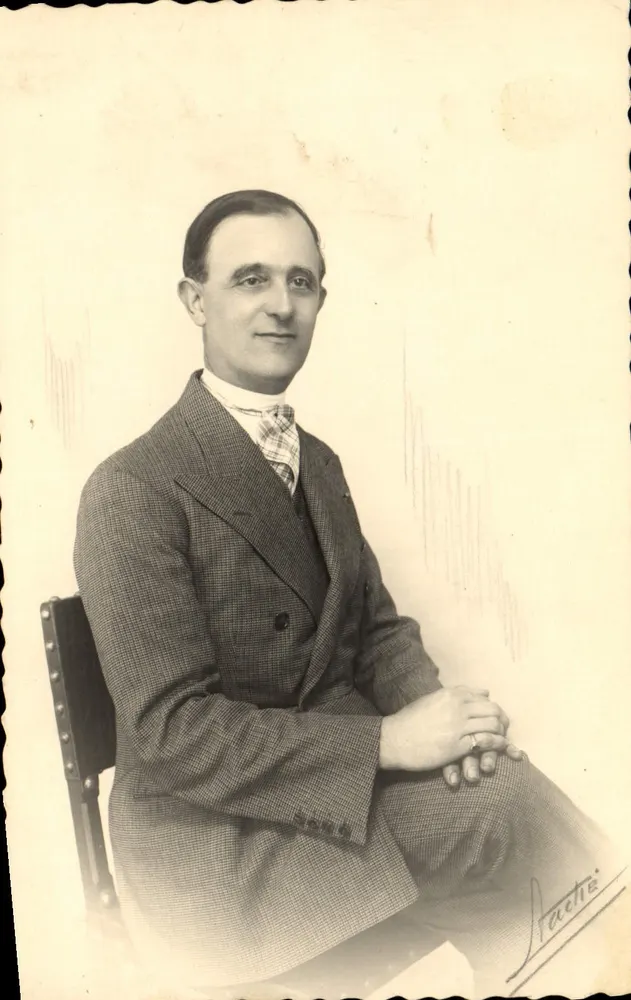 Retrato de homem com traje — estúdio — editor Accèche - Frente