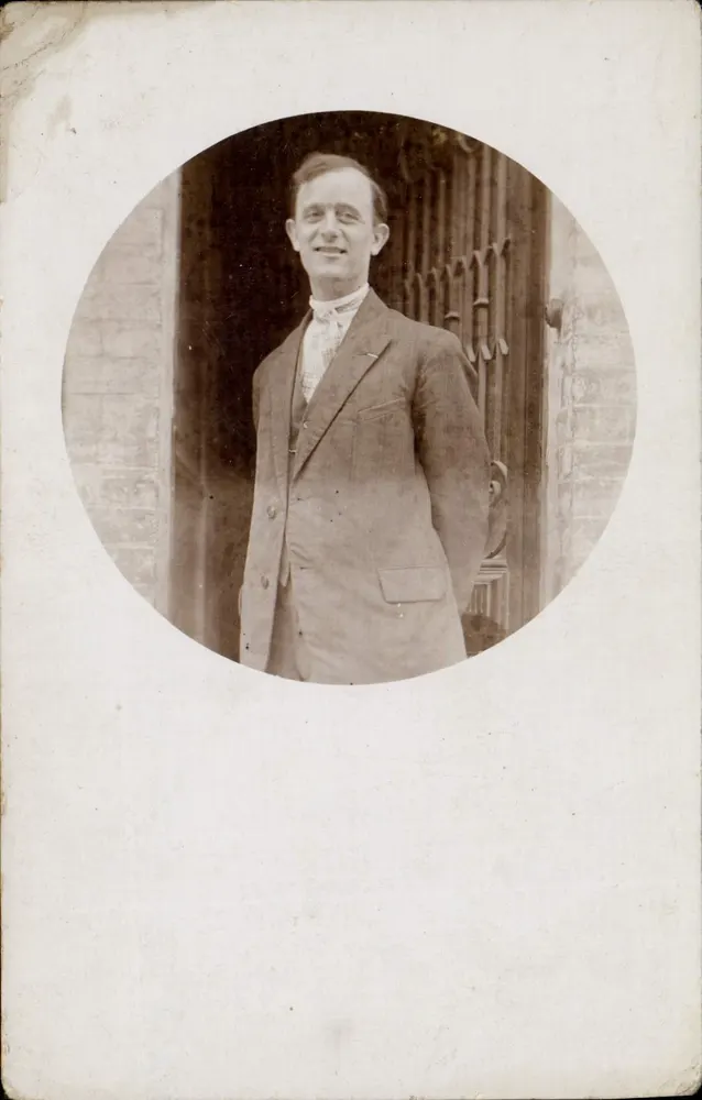 Portrait d'un homme — en cercle, devant une porte en fer forgé — éditeur non visible - Frente