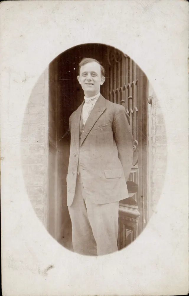 Retrato de um homem em traje — editor desconhecido, número de série não visível - Frente