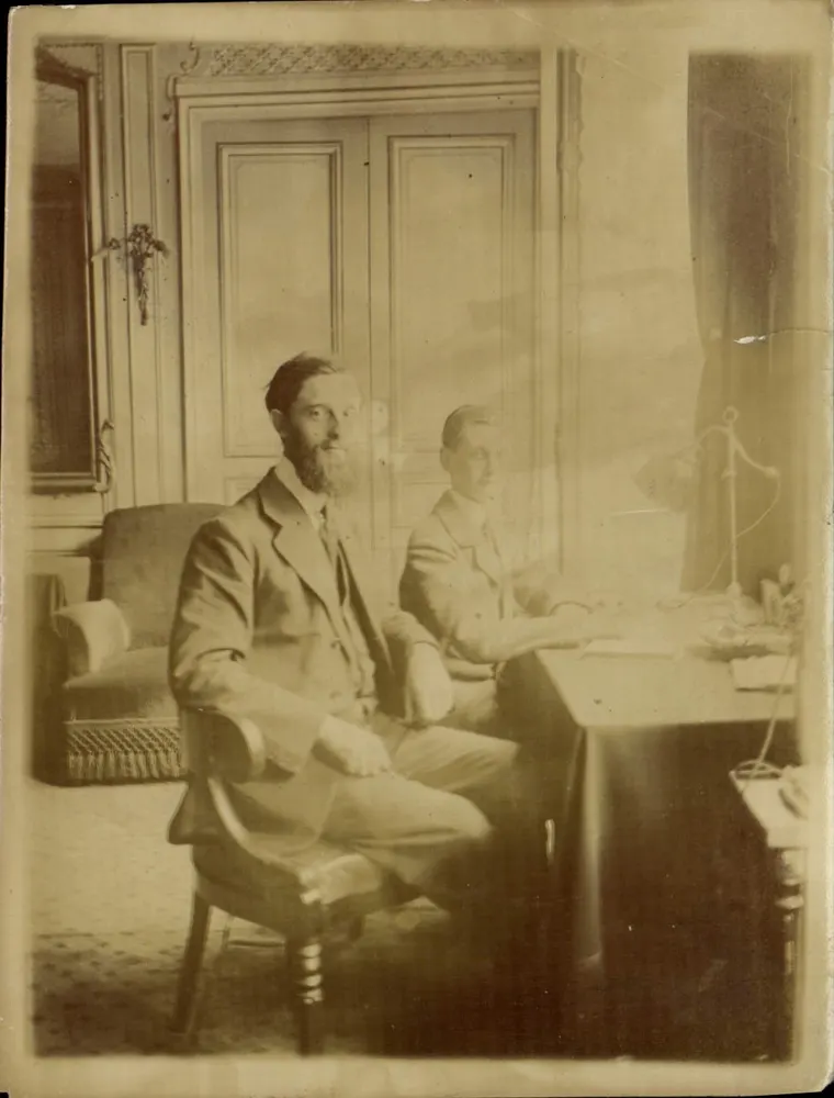 Twee mannen in een kantoor — sepiafoto - Voorkant